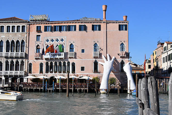 lorenzo quinn hands sculpture in Venice