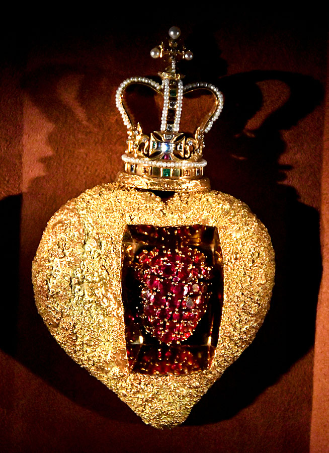 dali museum figueres spain-- surreal jewelry by dali--ruby heart-veronica winters art blog